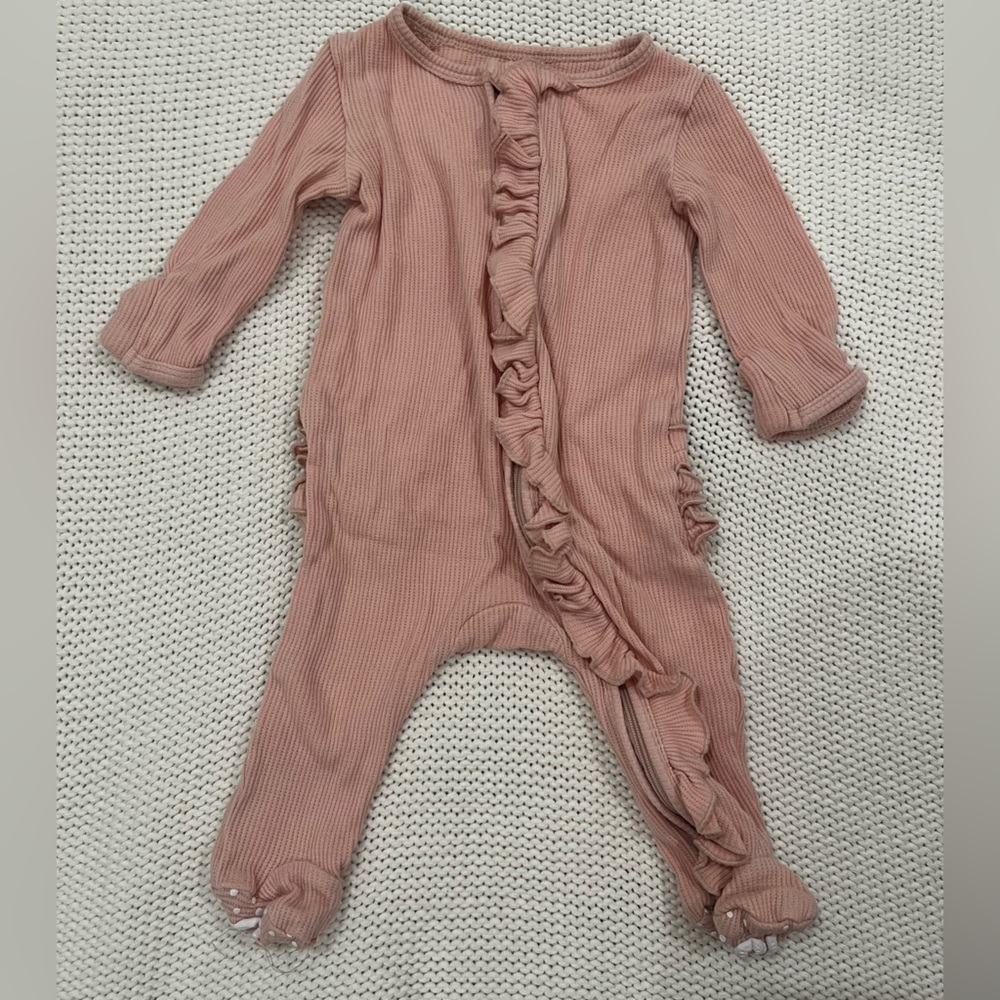 Caden Lane PINK WAFFLE BAMBOO ZIPPER RUFFLE FOOTIE
